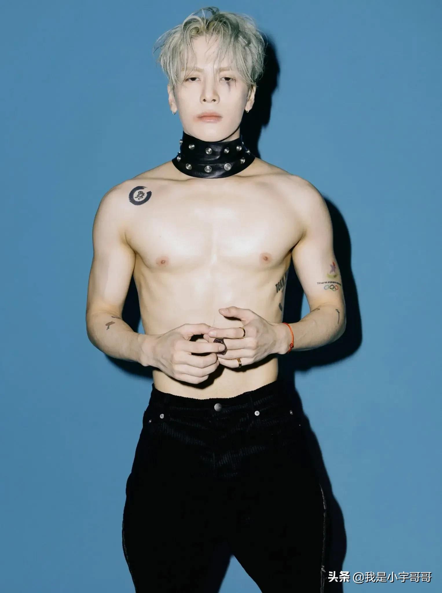 王嘉尔《CLASH》八月刊内页大片释出，尝试高跟鞋造型，时尚感强