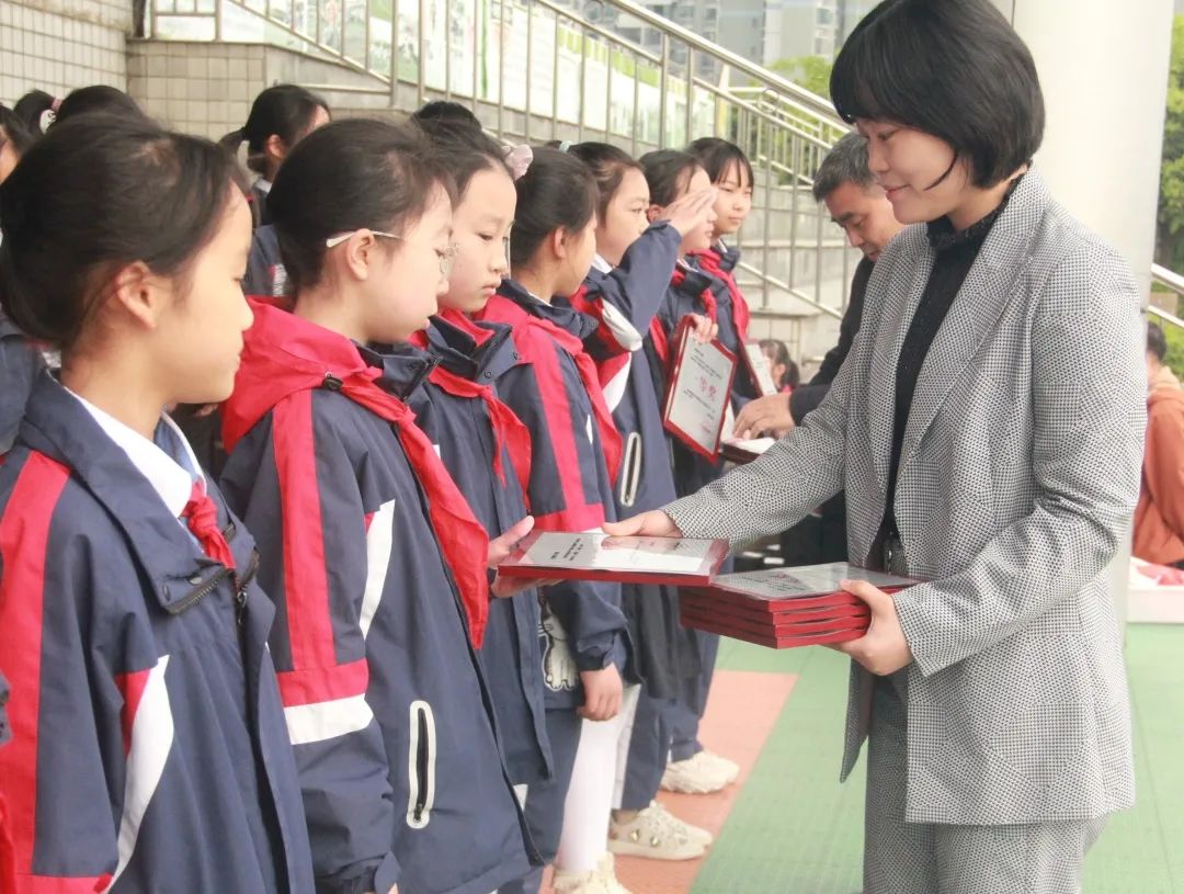 文明乘车 绿色出行｜记四川大学西航港实验小学第10周国旗下讲话