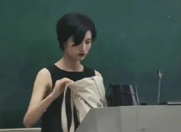 四川：大学课堂上的西班牙语老师，眼里带笑风情万种，不要太迷人