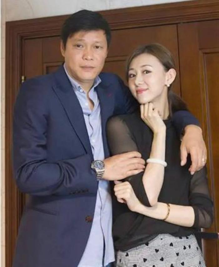 范志毅前妻李倩南航(范志毅为何会和空姐李倩离婚？前妻给答案，再婚远嫁英国很幸福)