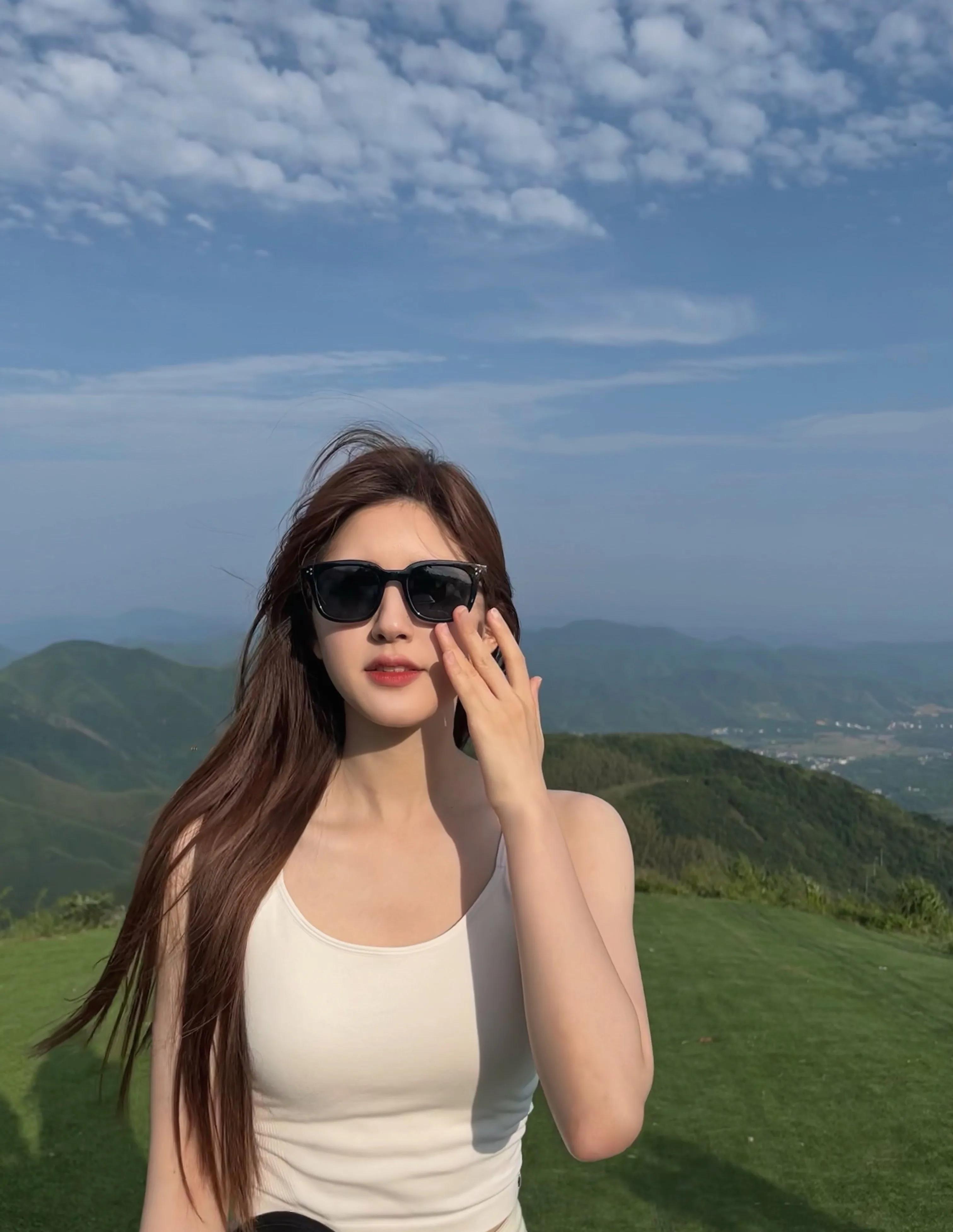 从网红成长为明星，赵露思甜美写真欣赏