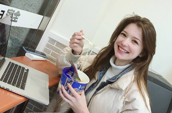 浙大美女留学生走红，长相神似“赫本”，网友直呼想重新参加高考