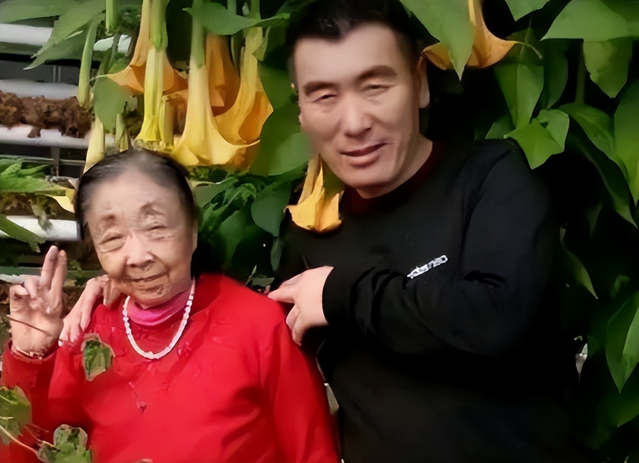 85岁马玉琴回老家见李玉成姐姐，两人同框显老态，对其称呼引热议