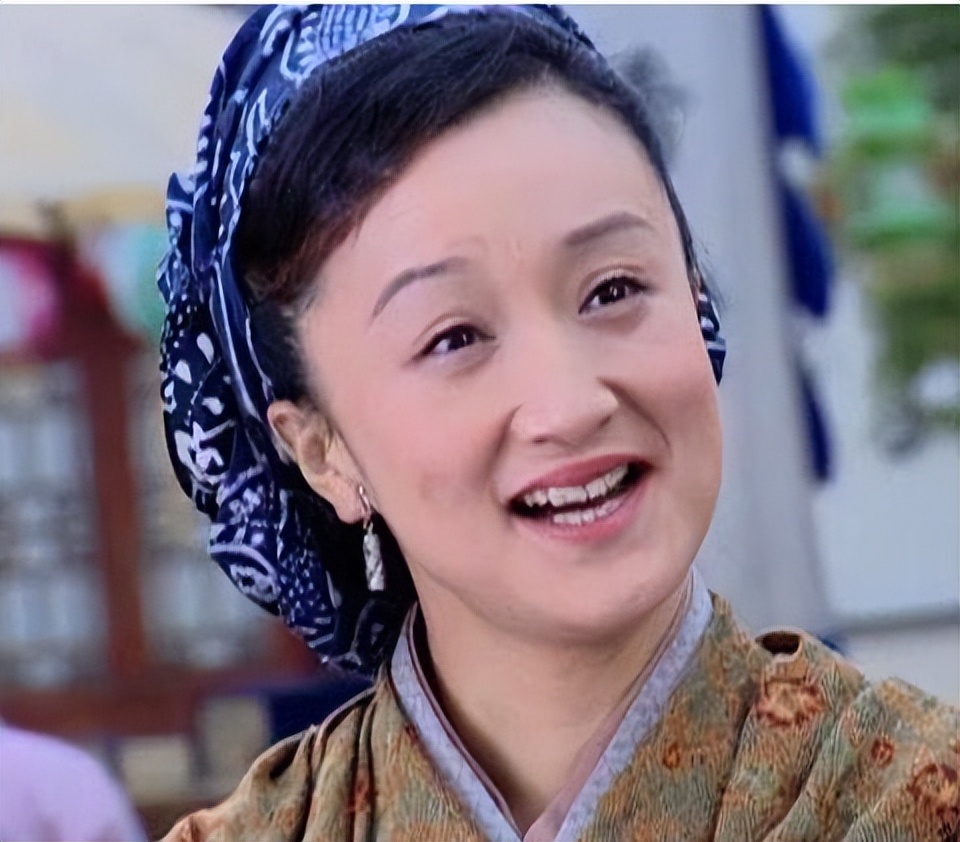 杨昆:被誉为配角专业户,丈夫生意失败,为了生活成为带货主播