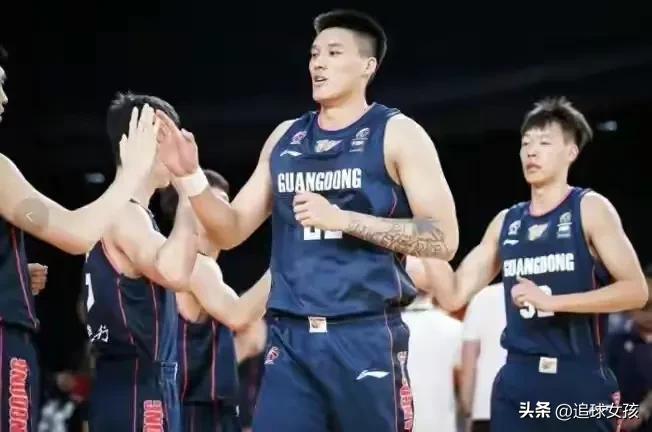 cba球员年薪（CBA广东队新赛季球员薪水曝光！易建联仅拿300万！徐杰比阿日少）-趣拿体育