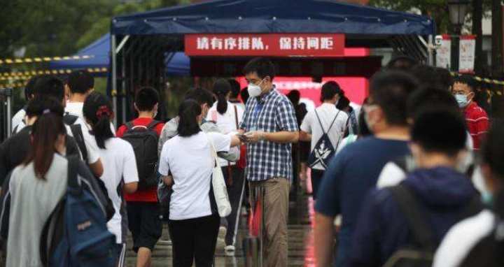 2022年浙江“首场高考”开考，家长“云加油”，部分学生已经慌了