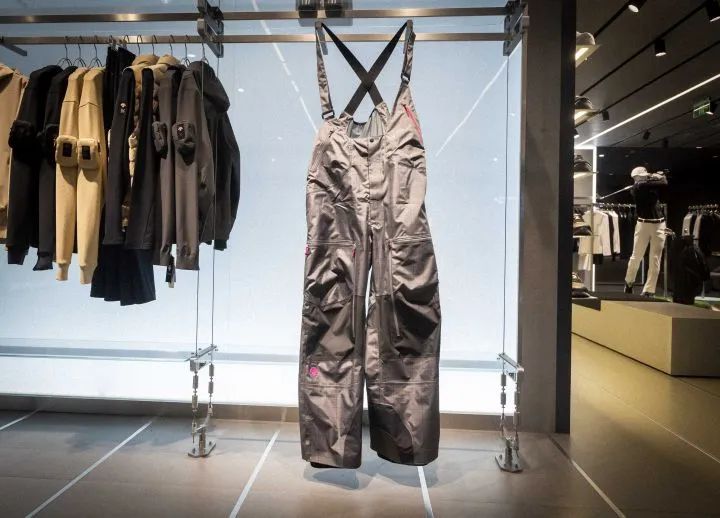 一套中等的滑雪用具大约多少钱（谷爱凌同款卖疯了！上万起步的滑雪装备你入坑了吗？）