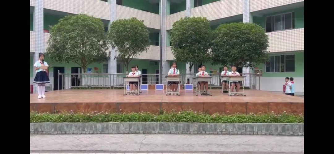 四川天府新区永兴小学举行“一日常规展示”主题升旗仪式