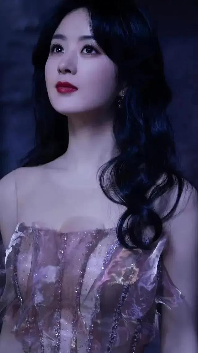 女星赵丽颖—巧笑嫣然，淡妆点缀，瓷肌红唇，漂亮的不像话