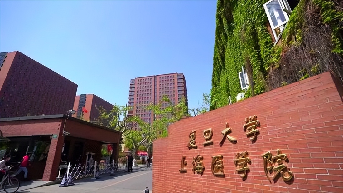 复旦大学枫林校区西区20号楼421寝室里,原先住着四人.