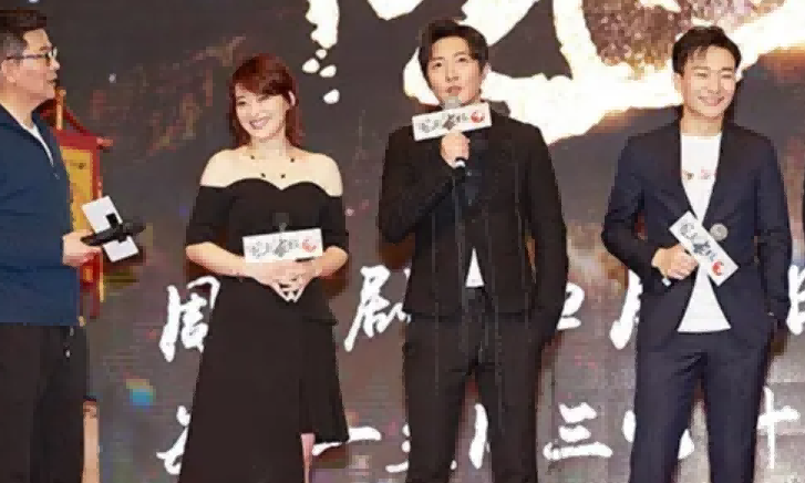 明明有1米8的大高个，但看起来很“矮”的12位男星，个个让人意外