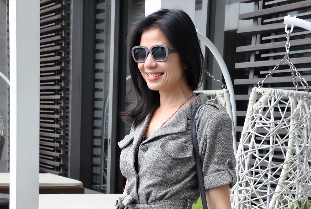 63岁钟楚红:婉拒成龙,林子祥,下嫁才子16年,无儿无女活出自我