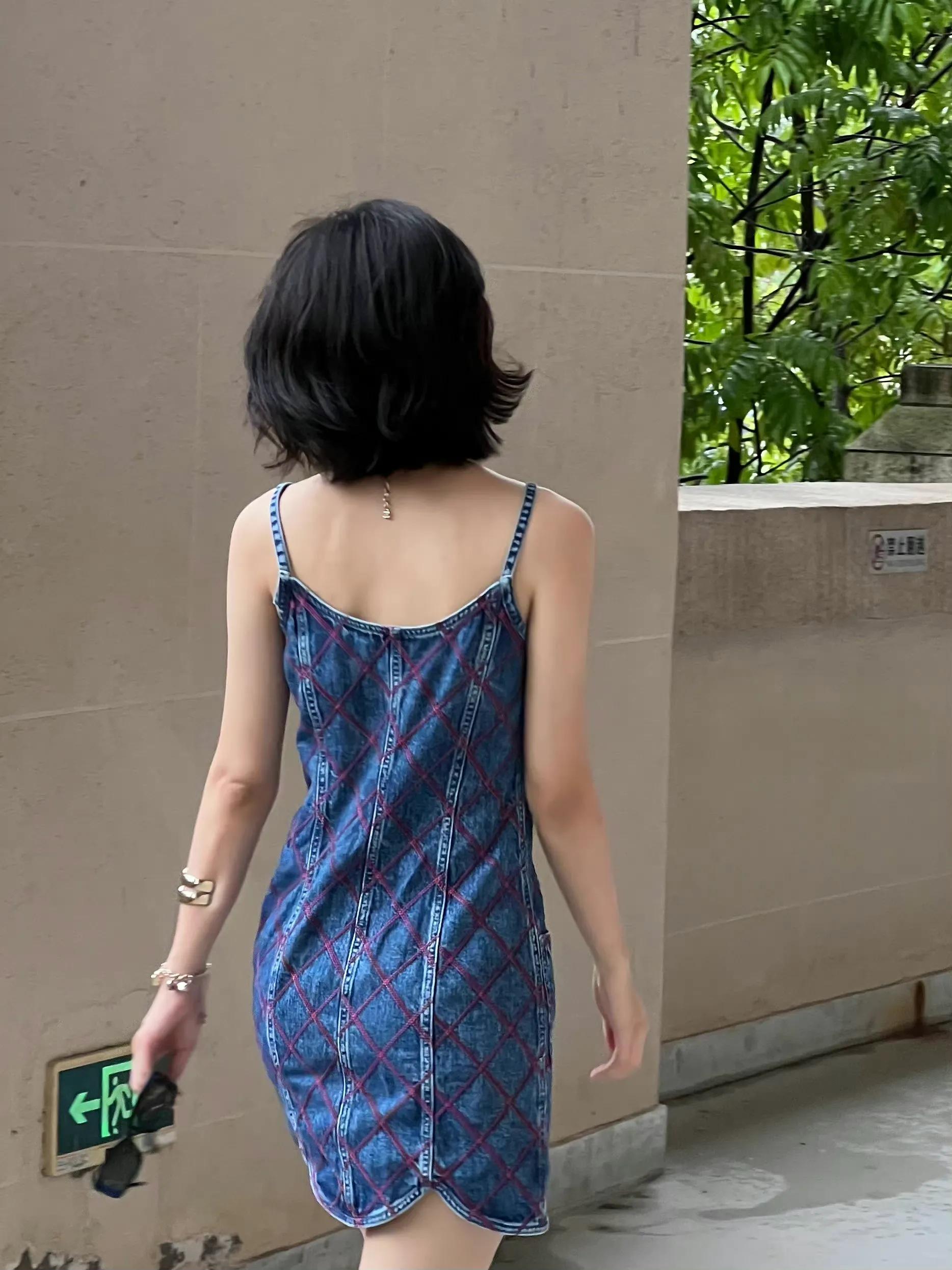 周雨彤牛仔吊带裙