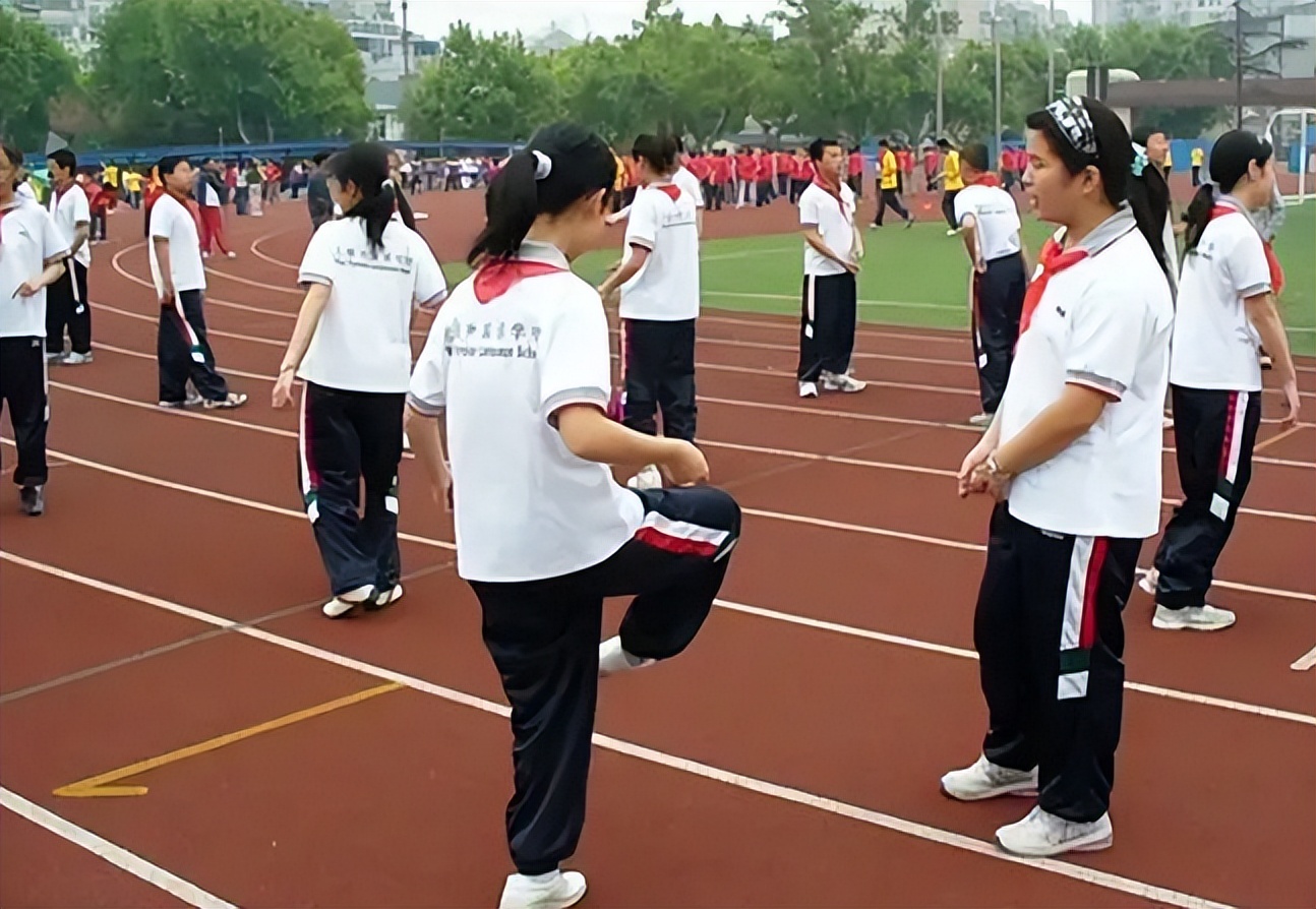 高中体育老师怎么考(新体育法出炉，高中生体育成绩将和高考报名挂钩，2023年1月实施)