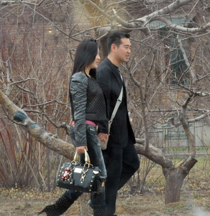 结果她等来的却是孔令辉和另一位女演员杨舒婷十指交叉,马苏再次相信