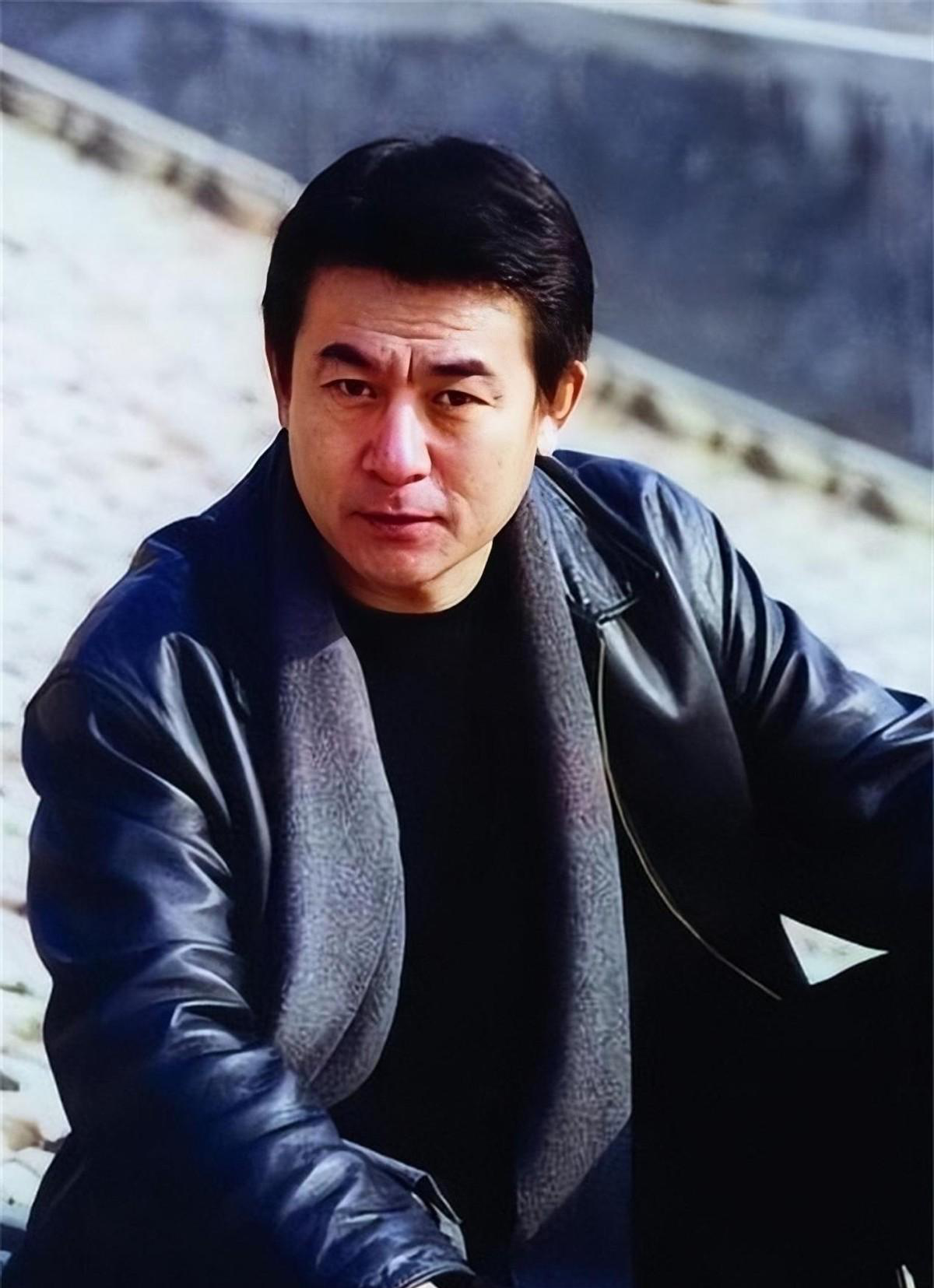 李洪涛:曾是铁路工人,戏外娶老师的女儿为妻,结婚30年零绯闻