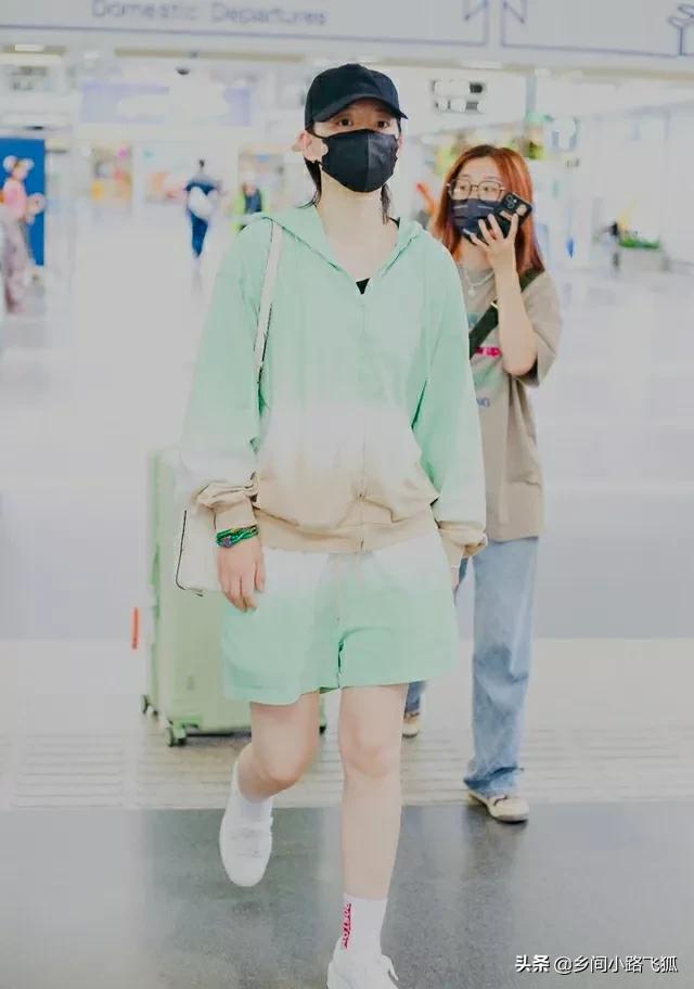李斯丹妮一身奶绿色运动套装现身机场 清新飒爽星范足
