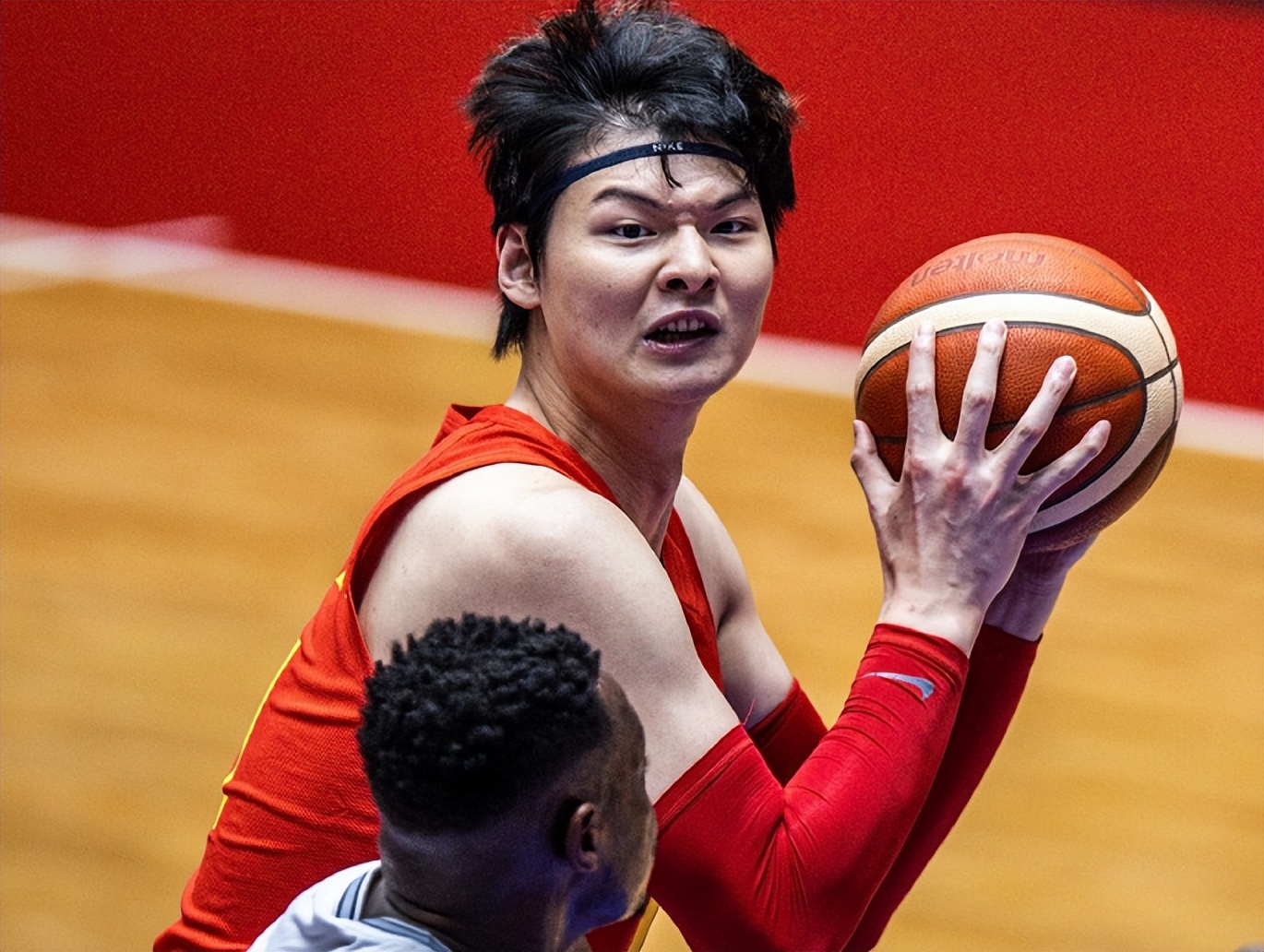 nba周琦今天为什么上场(杜锋场边咳嗽！周琦首秀降维打击，碾压归化中锋，1V3轻松补篮)