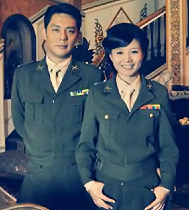 曾是军人专业户:成名后抛妻弃子,转身娶娇妻,前妻红了他糊了