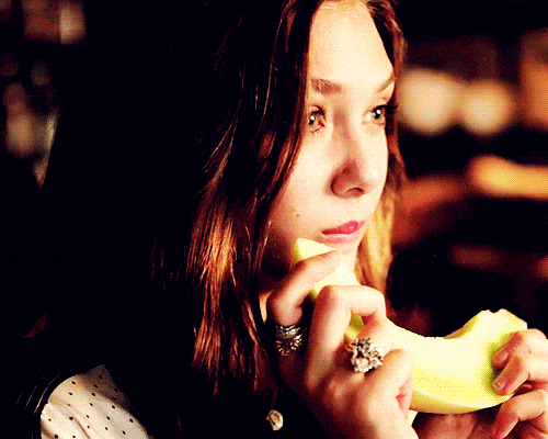 “绯红女巫”伊丽莎白奥尔森的魅力，可不止暴打奇异博士和光照会