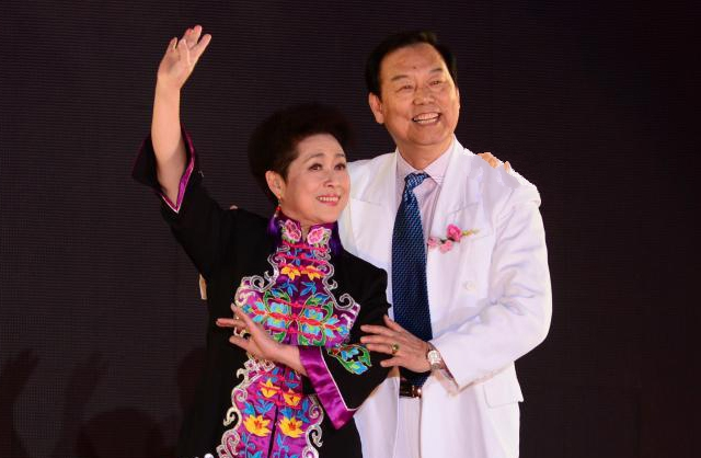 黄婉秋：靠“刘三姐”吃一辈子，嫁小6岁平凡丈夫生女，恩爱一生