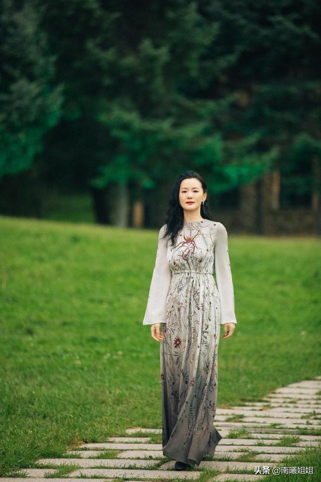 “有氣質(zhì)”和“沒(méi)氣質(zhì)”的女人，主要區(qū)別在這4點(diǎn)，一眼就能看出