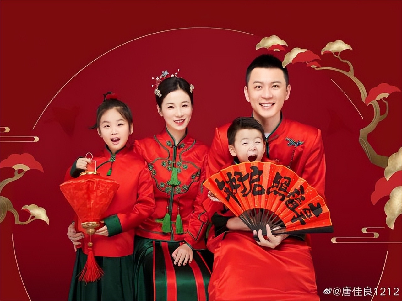 辽宁男篮教练杨鸣老婆(杨鸣美丽的妻子,晒1儿1女观赛照!