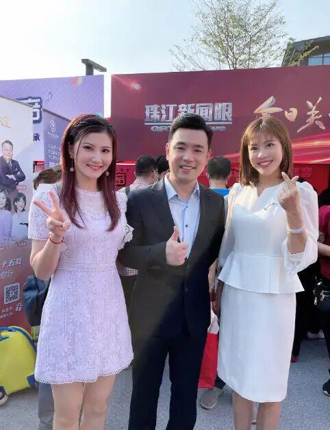 41岁的广东台主持人梁宇,与李静雯同时出道,妻子云菲也是主持人