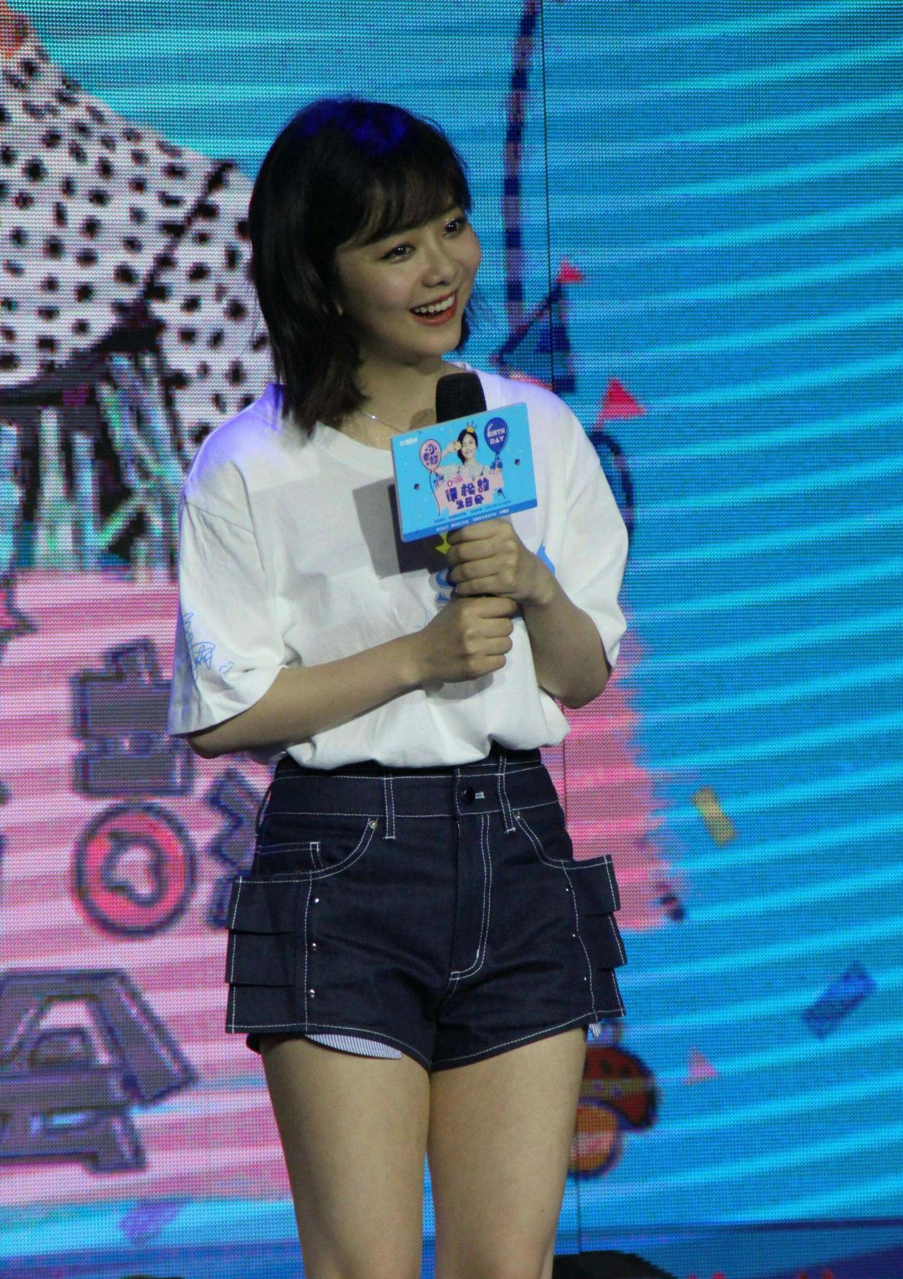 热裤太短了(谭松韵这短裤也太短了,口袋都比裤子长,长得美就是任性)