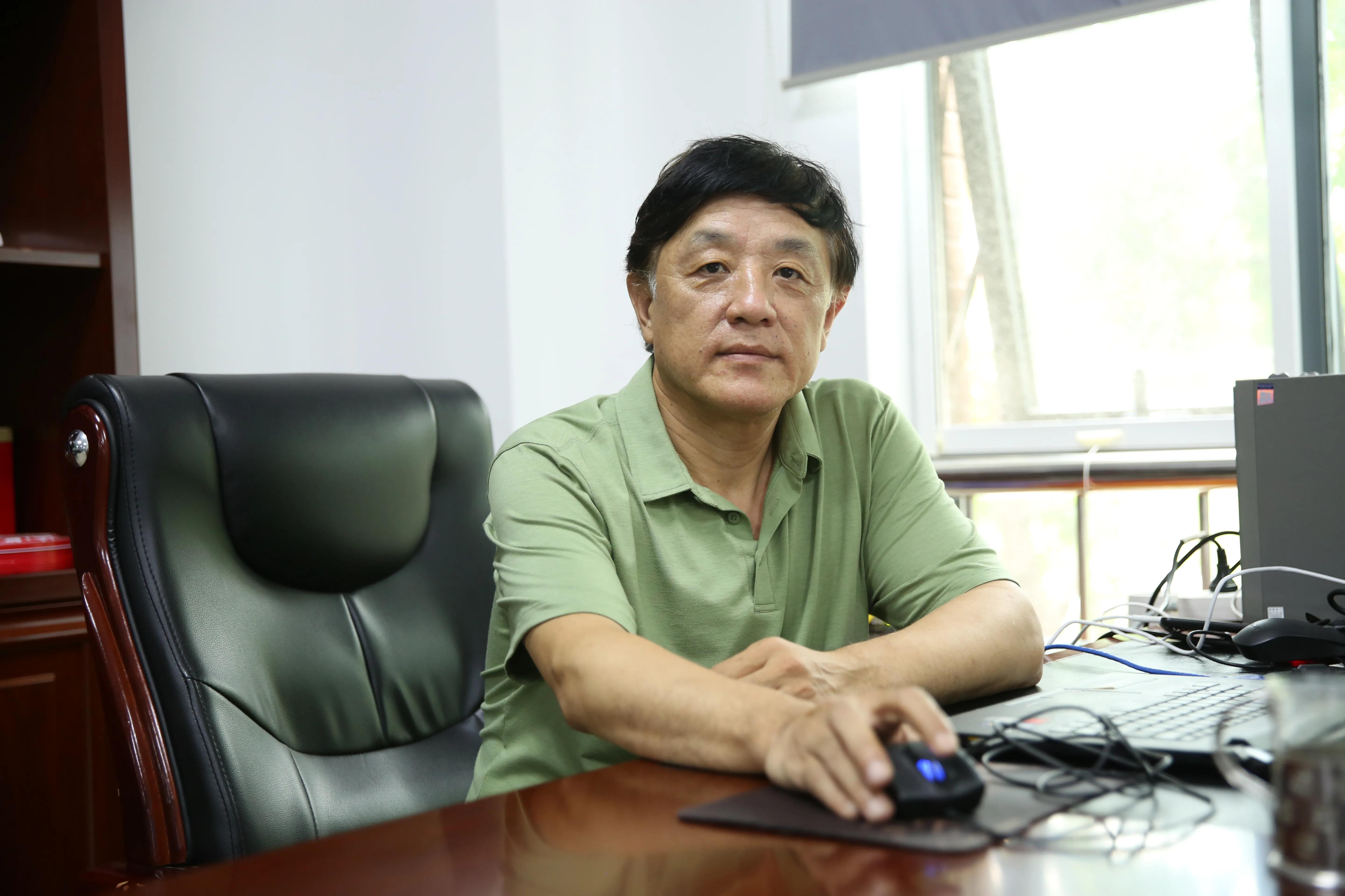 每秒30万公里的光速在他的黑科技面前为何只能跑“0.3米”