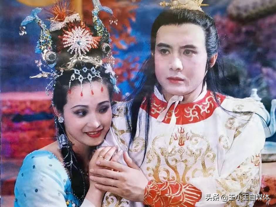 她本来和小白龙是一对情侣,可是万圣公主抛弃了小白龙,选择和九头虫在