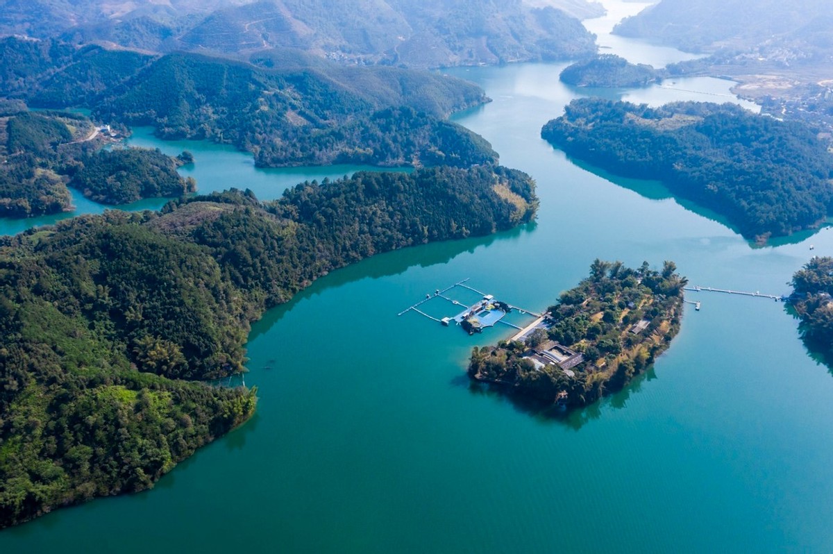 赐福湖与长寿岛 图源:万图壁纸网入夜,随着习习凉风吹过,长寿岛上一场