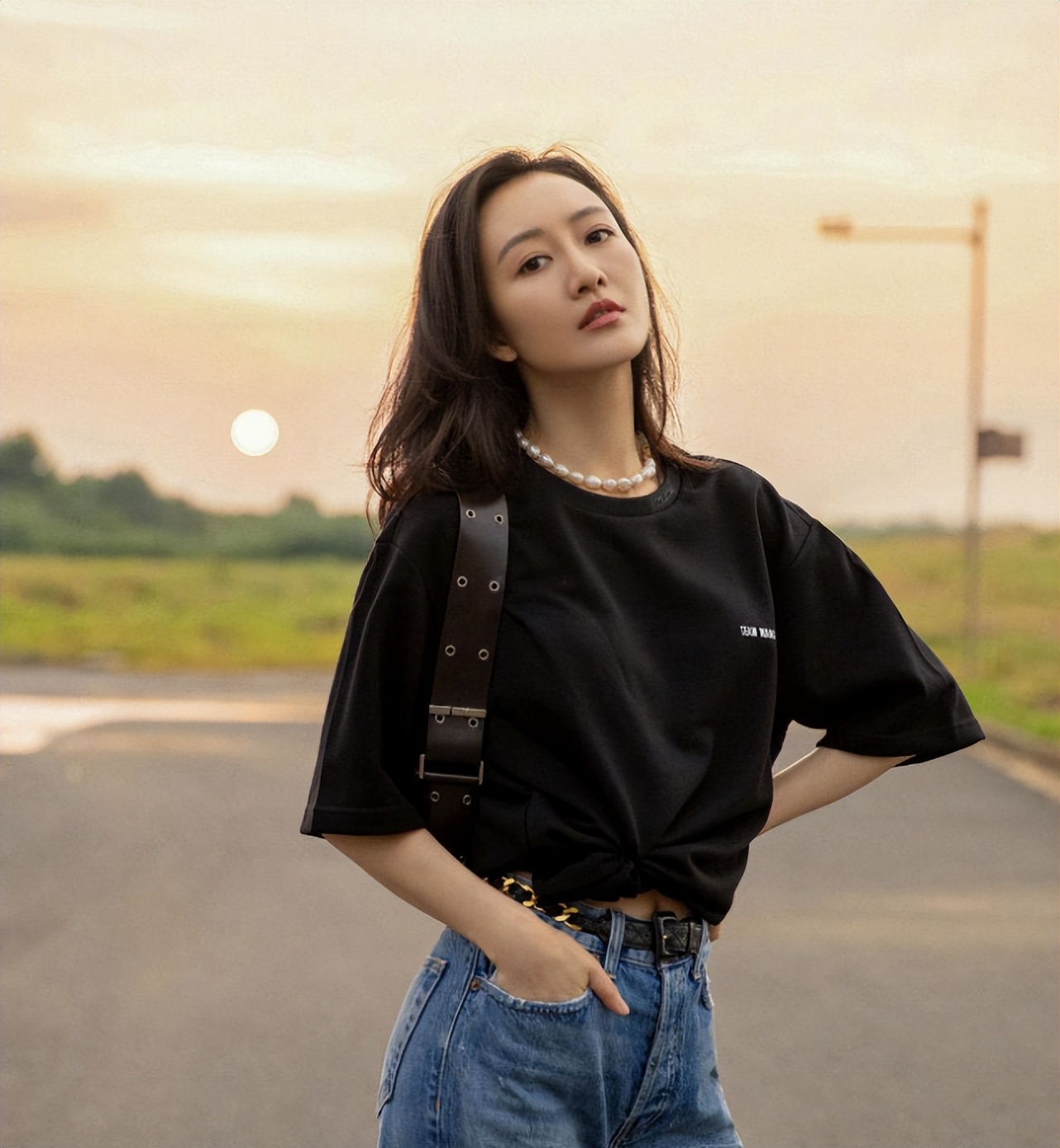 枫叶破洞牛仔裤,不一样的坐地女神王鸥,网友:真自信