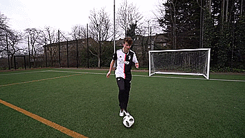 足球在踢的过程中怎么踢飞（花式足球技巧之疯狂凌空抽射）