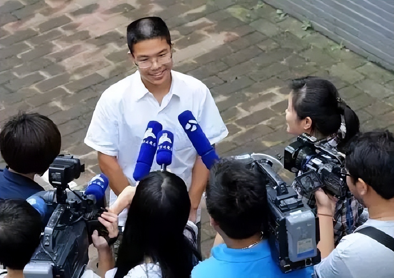 当年用古文写高考满分作文，轰动全国的“王云飞”，后来怎样了？