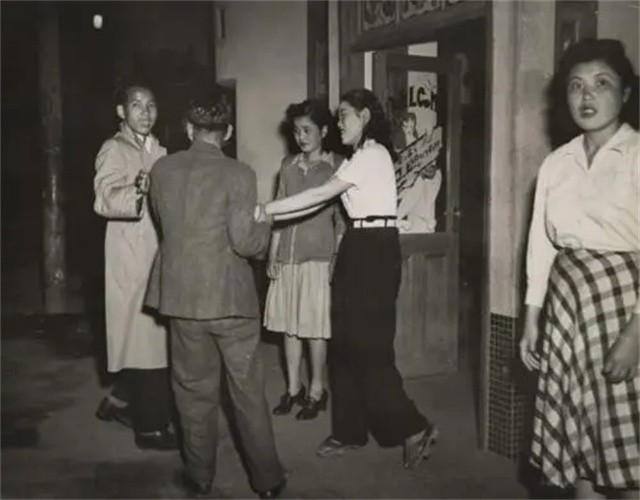 日本烟花女子74岁高龄仍站街，60年不间断拉客，却备受日本人尊重