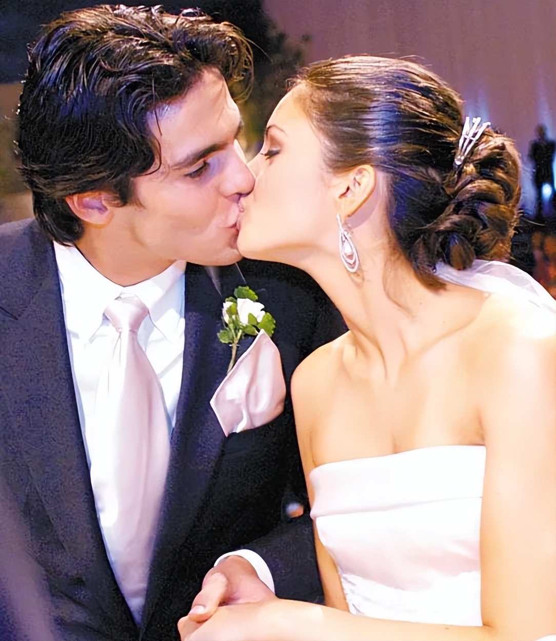 卡卡跟前妻为啥离婚（卡卡：和梅西一样忠于爱情，前妻为事业离去，小13岁嫩模为他续爱）