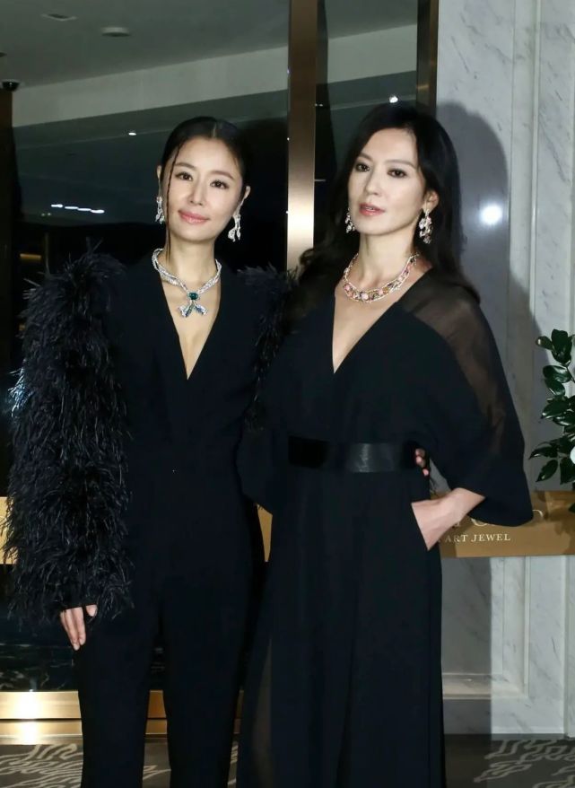 46岁林心如和46岁林熙蕾，两人同穿黑色服装，气质差别真大