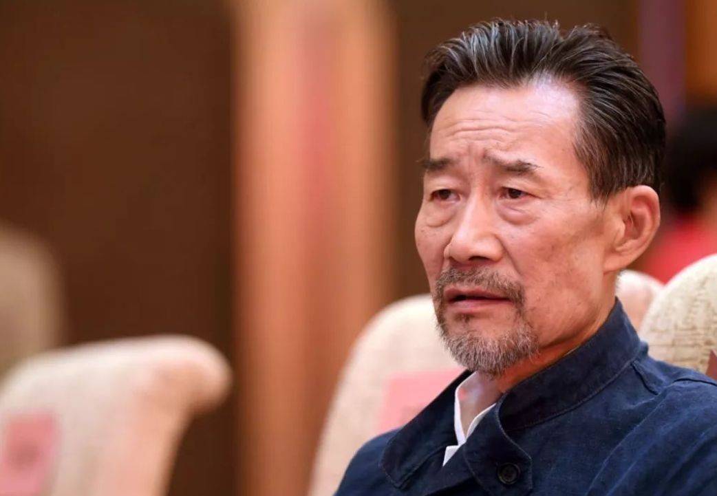 李雪健被指责霸占资源,台词都说不清了,为何还要演戏?