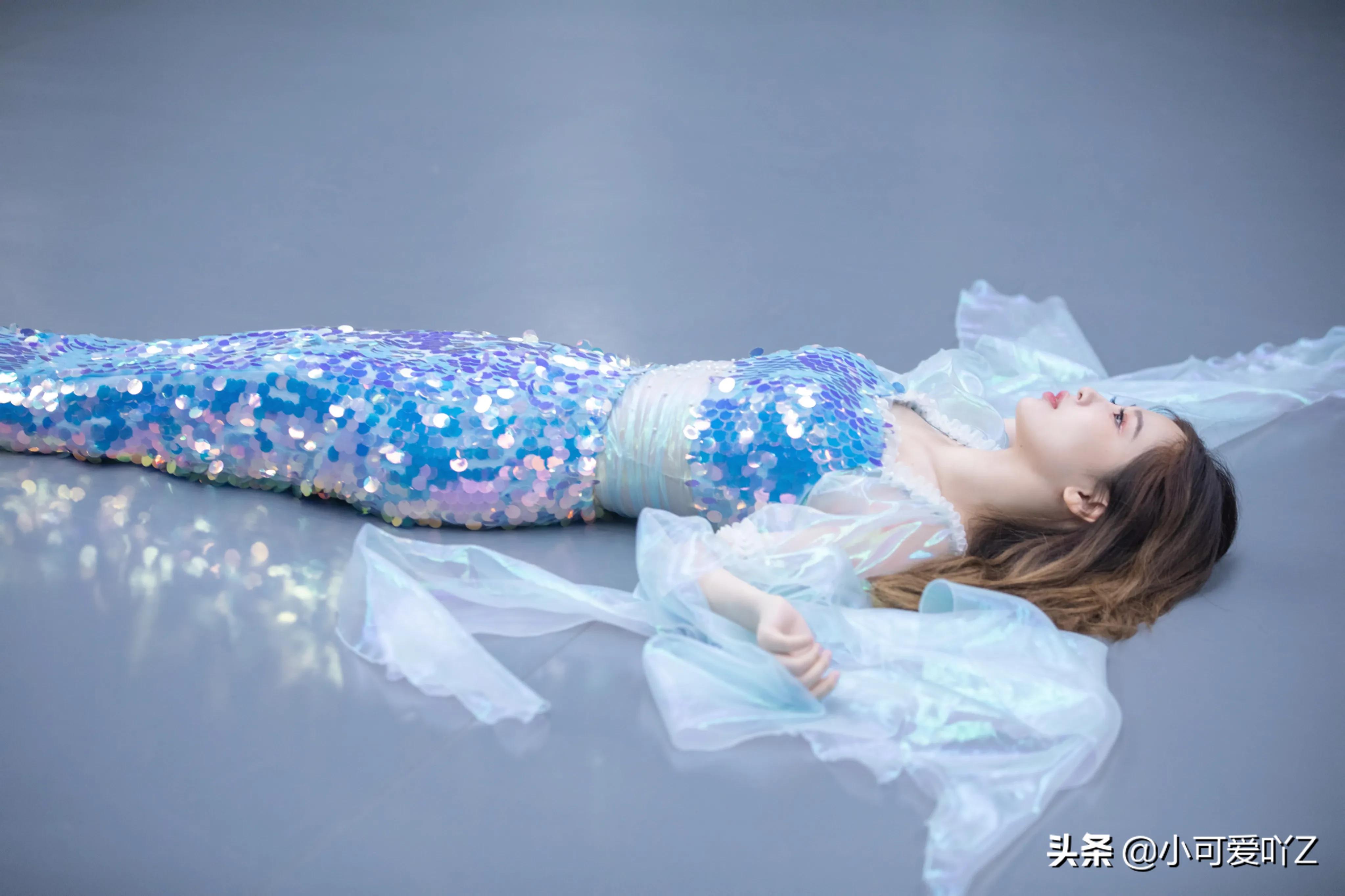 虞书欣，美人鱼造型，沙滩草裙，闪光在舞台上