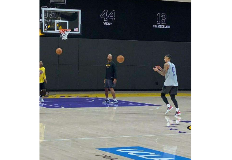 为什么以前的nba球员戴眼罩(在最早期的NBA , 就有球员戴着眼镜打球)