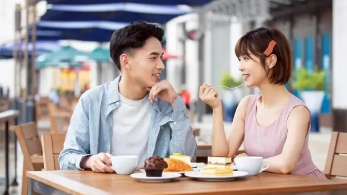 男人喜歡上你，嘴上不說，這些行為早已經暴露了他的心跡
