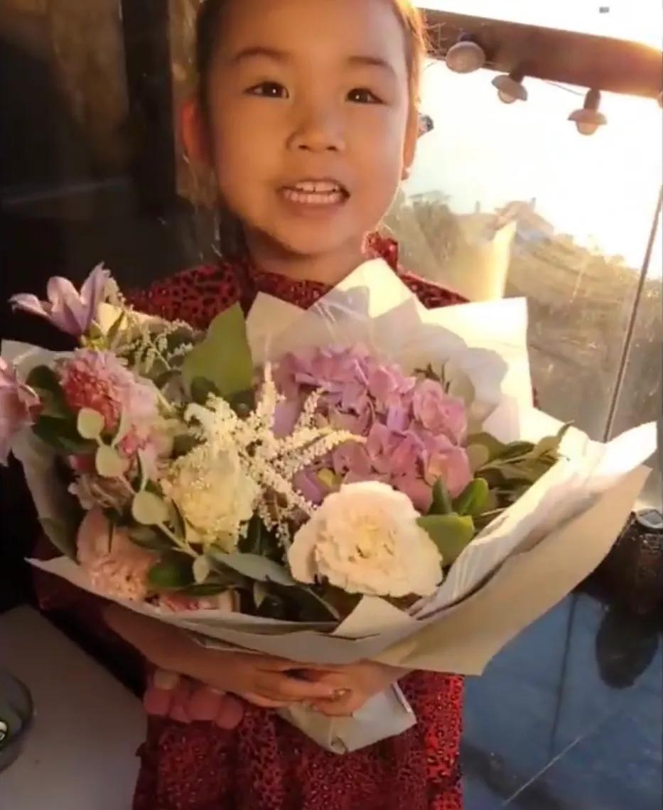 陈茵媺晒在家过情人节，仪式感满满，获“4位情人”送花备受宠溺