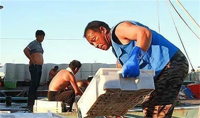 海南黑老大黄鸿发，警方突击抓捕，被捕时狼狈大喊“我没动”