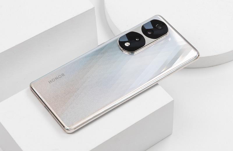 从3499元跌至2699元,256gb 67w快充 曲面屏,已成荣耀70最大强敌