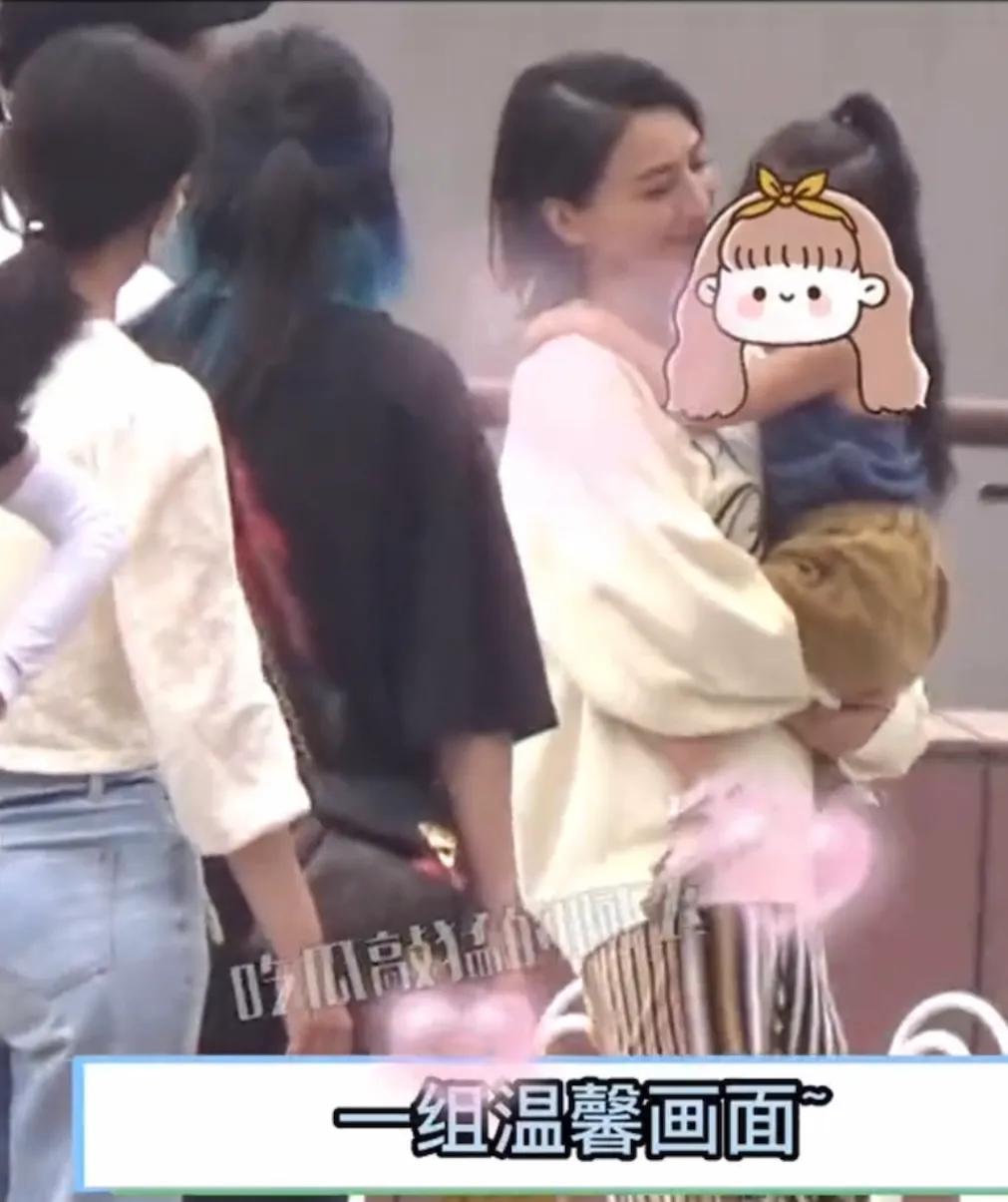 高圆圆片场和女儿互动温馨有爱，3岁Rhea活泼可爱，镜头感很强