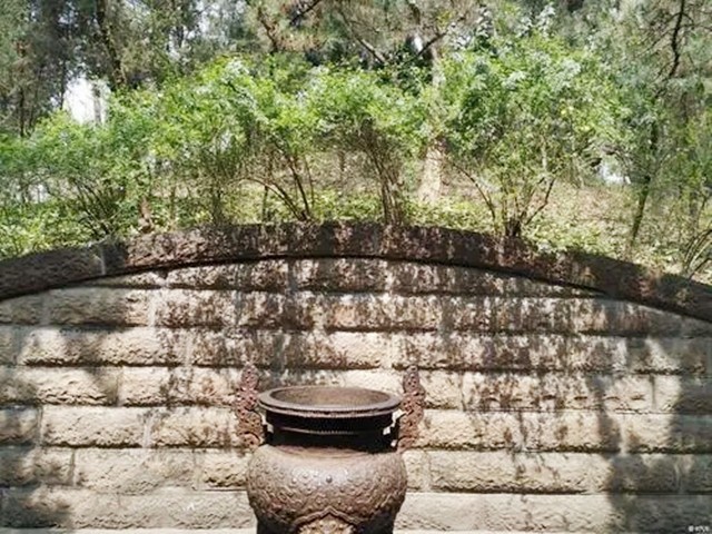 1995年，四川一山丘常年寒气逼人，考古队赶来查探