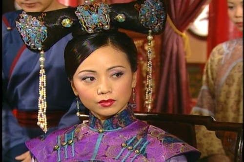 被白绫吊死之前,陈妃对如妃大声咒骂,不仅诅咒她,诅咒她腹中未出世的