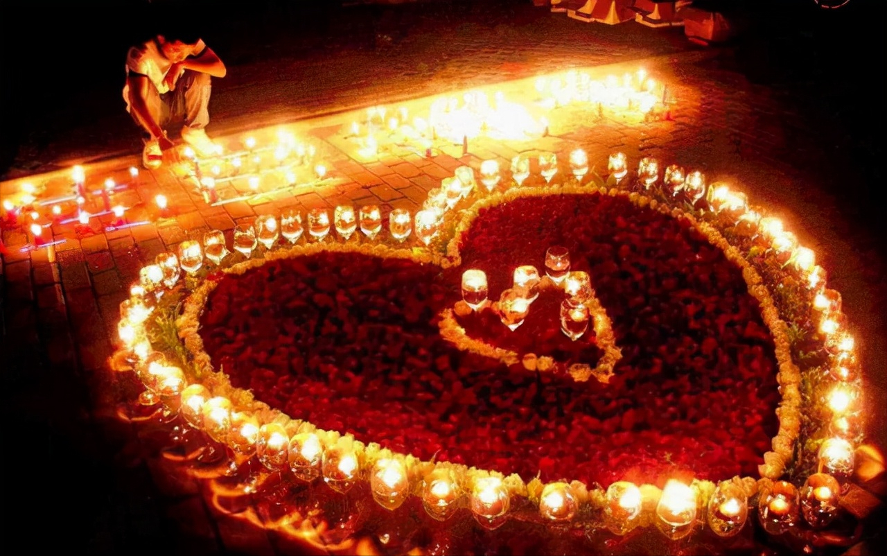 男大学生当众示爱，没有经过女生允许直接“上嘴”，旁观者怒了