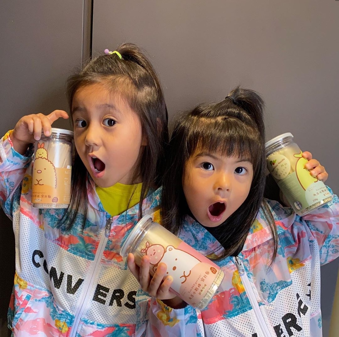 贾静雯春节分享全家福，两个女儿送祝福，波妞门牙脱落神态超喜感